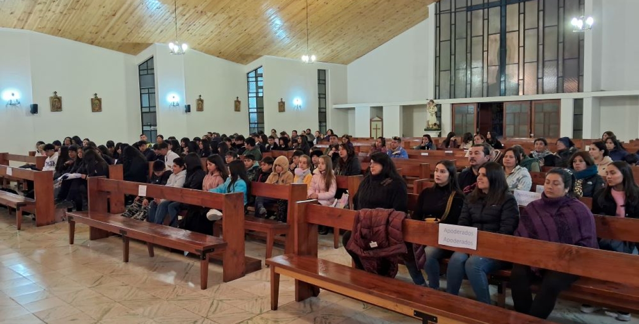 Nuestro Colegio celebra una misa para nuestros alumnos(as) que preparan sus sacramentos.